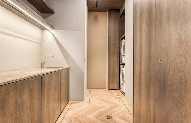 Glamorous & Stylish Getaway - Photo 21