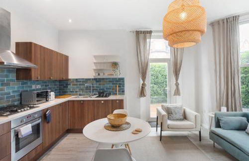 Clapham South Surprise - Photo 12