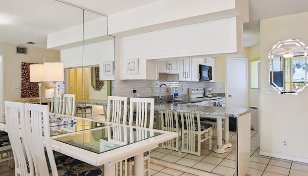 Oceanfront Hibiscus D203 St Aug Free Tix - Foto 3, Habitación