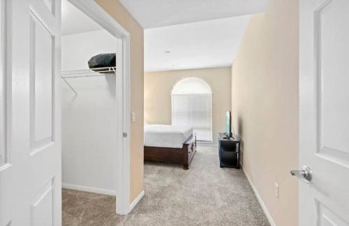 Lovely & coxy 2BR/2BA! 5MIN to Disney! - Photo 2