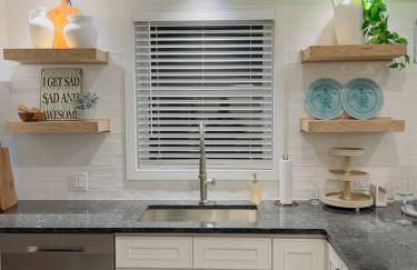 3BR Beach House | Fire Pit & Bar | Steps to Beach - Foto 28