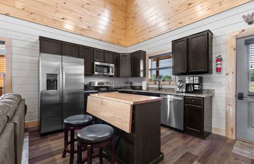 Smoky Bear Splash Top Rated Private Pool Cabin with Hot Tub, Mtn Views, Arcade Games, Excellent Location - Foto 15