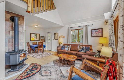 River Time Cabin - Riverfront, Hot Tub, Screen Porch, Fishing, Games, View, 3 King Beds - Photo 35