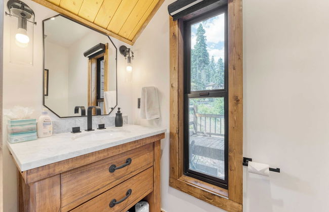 Lake View, Firepit, Game Room Remodeled Lake Tahoe Luxury Cabin by Avantstay - Foto 9