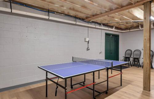 30 Mins to Boone, Fire Pit, Hot Tub, 3 porches, Dogs OK - Photo 4