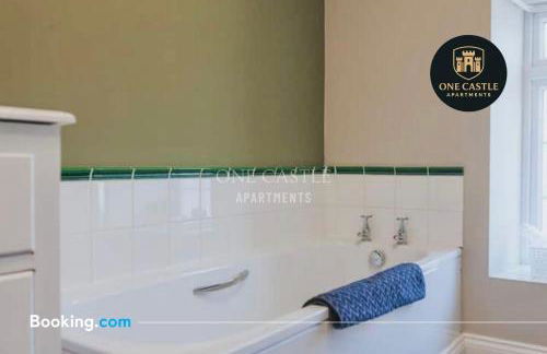 Exclusive Deals l Last-Minute Specials l Free Parking I Short term Booking l Garden I Sleeps Up to 6 l 3 Bed & 2 Bath I One Castle Apartments Short-lets and Serviced Accommodation - Photo 40