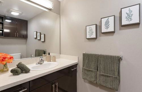 Modern 2BR/2BA in Irvine Pool & Gym - Foto 16