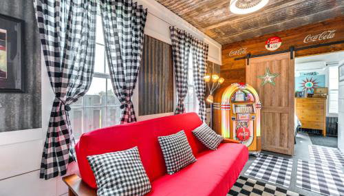 Fifties Diner-Style Llano Home with Shared Fire Pit - Foto 4