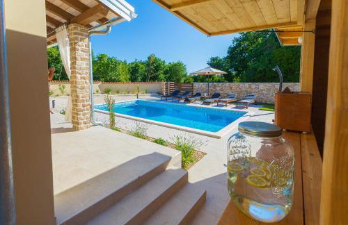 Villa David - luxurious secluded villa with a heated pool - Foto 39