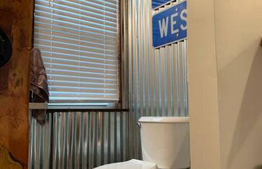 Refined Studio New Construction 1 Mile From Town - Foto 13