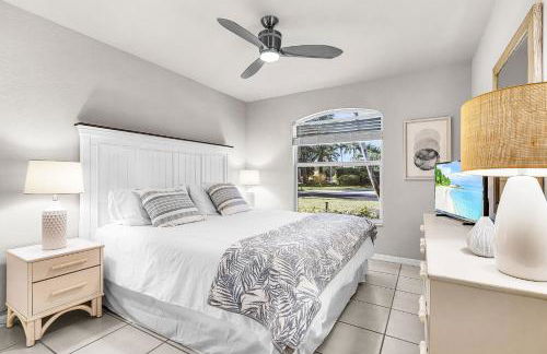 Lazy days and lake views. Beautiful Naples pool home - Foto 33