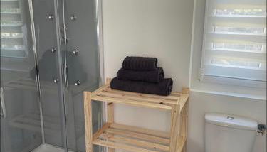 Charmant chalet cocooning avec Jacuzzi - Photo 4, towels, Shower