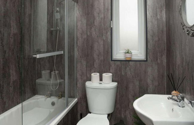 2-bed Flat, Wishaw, Free Parking, Family-friendly - Photo 12