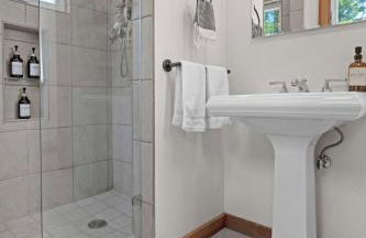 Serene Retreat with Hot Tub - Fire Pit - Deck - Foto 27