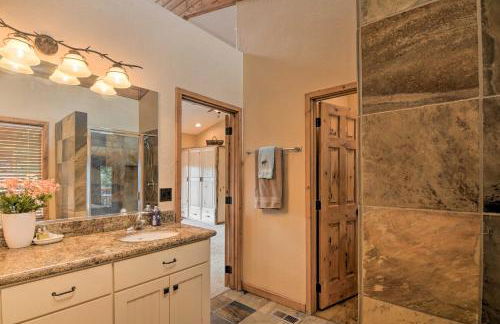 Duck Creek Village Chalet with Fire Pit and Decks - Foto 24