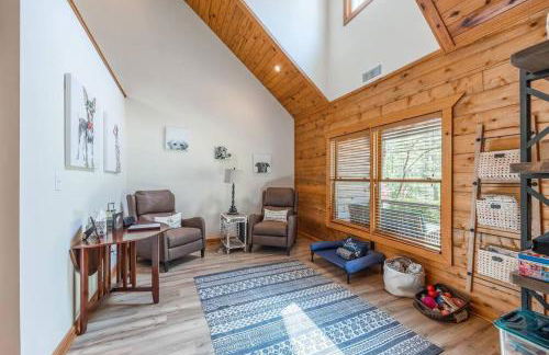 Luxe Hot Springs Cabin w/Pond and Game Room! - Foto 19