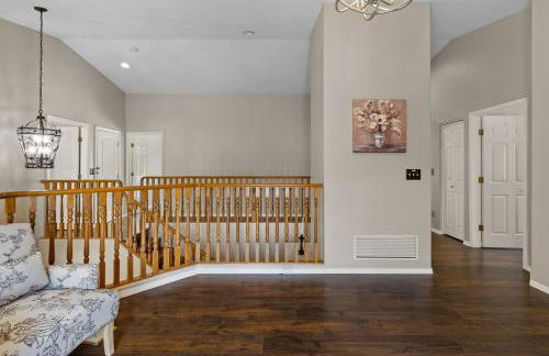 French Country Charm with Pool and Mountain Views - Foto 48