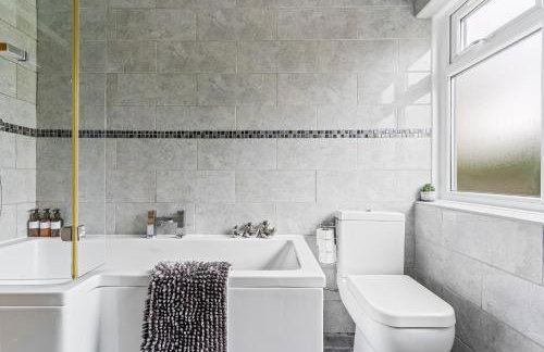 4 to 6 Beds Van Parking South Birmingham NR Edgbaston Solihull Relocations Insurance and Work Bookings Welcome - By Samina - ARZ Stays - Foto 9