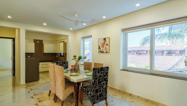 Alaya Stays Luxfort 2 BHK with Pool - Foto 4, Servicio de comidas en la habitación