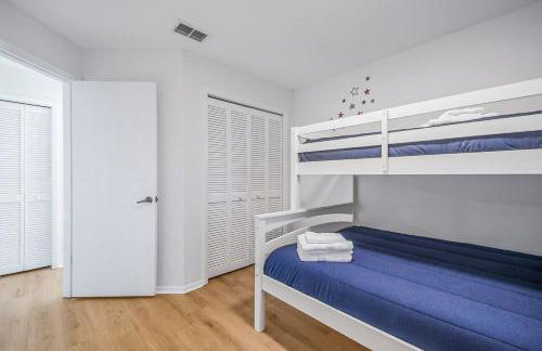 Disney-Close Lakefront Renovated 4BR Pool - Foto 37