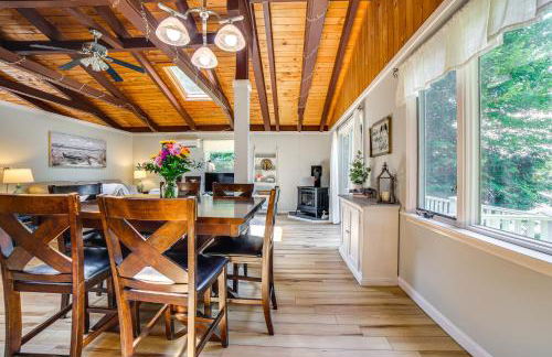 Breathtaking Newbury Cottage with Deck on Chalk Pond - Foto 8