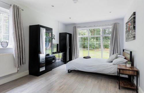 Mereside House Private Pool Retreat - Photo 25