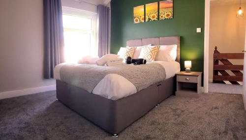 4 Bed - Parking - Near M4 - Ideal for Workers - Foto 2