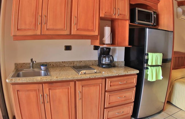 Hotel room-style ocean-view unit in Flamingo with pool - Photo 6