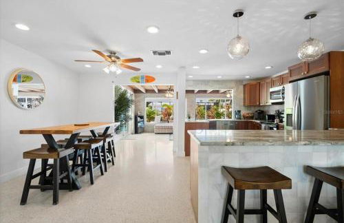 Private Village Home with Heated pool & spa with private front courtyard - Photo 41