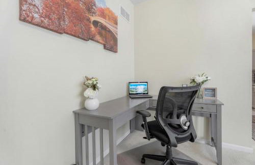 Modern 4BR Retreat with Free Parking in Prime CWE! - Foto 8