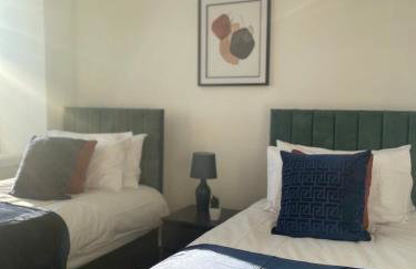 The Felix Apartments - 3 Bedrooms - FREE Parking - Close to train station - Photo 9