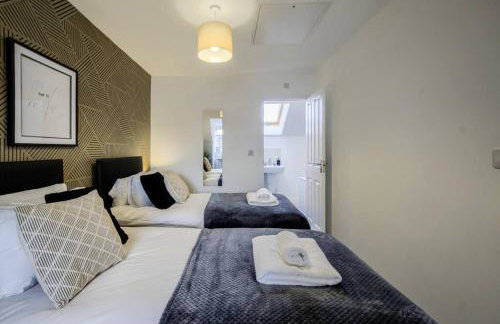 3 BedRoom house, Sleeps 6 with Full Kitchen, Garden and Free Parking - FREE Wi-Fi near Milton Keynes Bowl - Foto 30