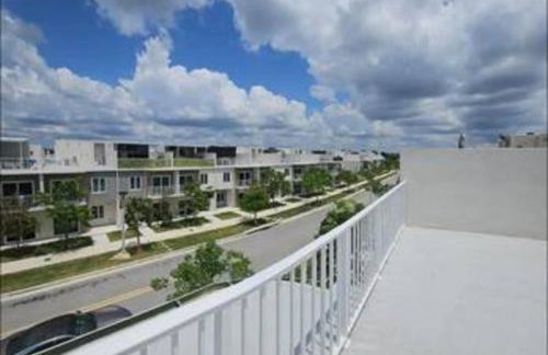 25893 Sw 144 CT · 3 Bed 2.5 Bath Townhome Rooftop 1 Parking Spot - Foto 23
