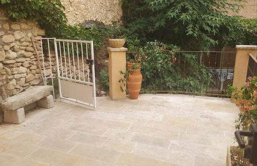 maison au coeur de Fontaine de Vaucluse, nichée sur le rocher et surplombant la sorgue - Foto 5