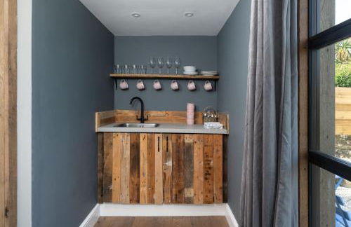 Luxury Cornish Cottage & Modern Cabin with Garden, Central St Agnes - Foto 13