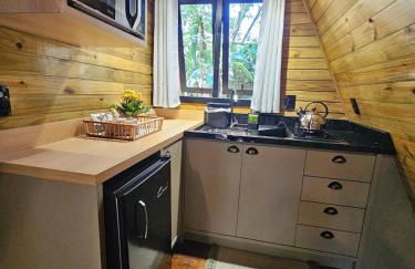 Um chalé e um riacho no meio da natureza - Foto 13