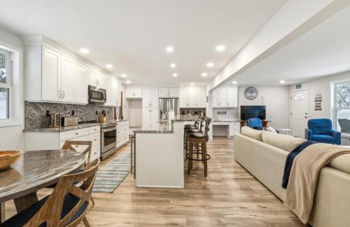 Beautiful Torch Lake House with Beach Access home - Foto 21