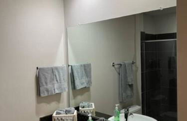 Studio Townhouse in Uptown King Bed-Wi-Fi-Full Kitchen- Washer & Dryer - Foto 22