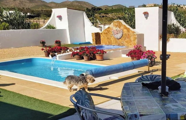 2-bed Villa Sleeps 5 - Private Pool & Free Parking - Foto 8