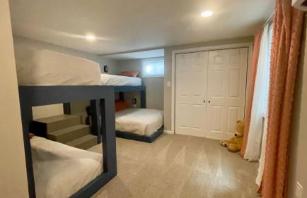 Near downtown with hot tub sleeps seven - Foto 9