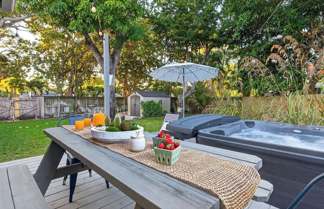 Hot Tub, Firepit, Deck | 10mins to Beach | Middle Terrace Cottage by AvantStay - Foto 36