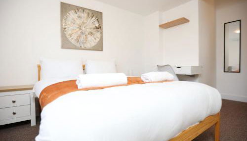 Gloucester Rd By N And N Stays, Newly Refurbed 6 Bed all ensuite house by N And N Stays Ltd, Perfect for contractors and Corporate stays, Close to YTL Arena Site, Pvt Parking for Vans and and work vehicles, Wifi - Foto 5