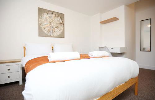 Gloucester Rd By N And N Stays, Newly Refurbed 6 Bed all ensuite house by N And N Stays Ltd, Perfect for contractors and Corporate stays, Close to YTL Arena Site, Pvt Parking for Vans and and work vehicles, Wifi - Foto 5