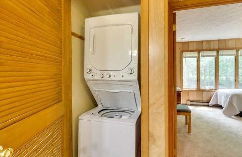 Woodsy Big Bass Lake Hideaway with Fire Pit and Deck! - Foto 22