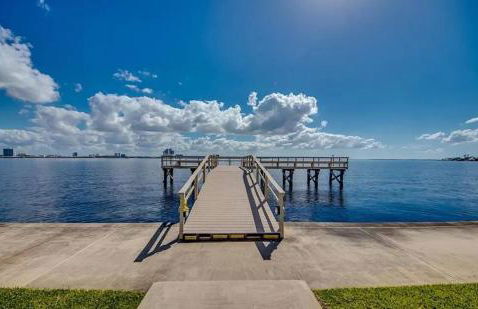 Gorgeous 2 Bedroom Waterfront Condo - Foto 7