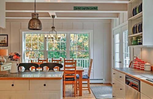 Beautiful Sandy Point Getaway with Wraparound Deck! - Foto 9