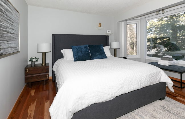 Dream 4-Br 4-Ba Chalet | Private Hot Tub | 2 min to Jasper National Park Gates - Photo 5