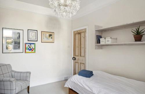 Beautiful Victorian Home on Peaceful Green Square - Foto 25