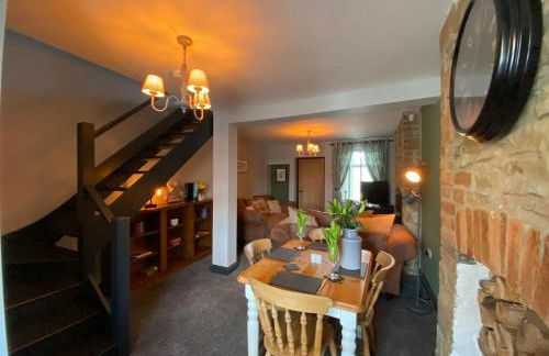 HOT TUB - Miners Cottage - edge of Brecon Beacons National Park - Heritage Town - Foto 44