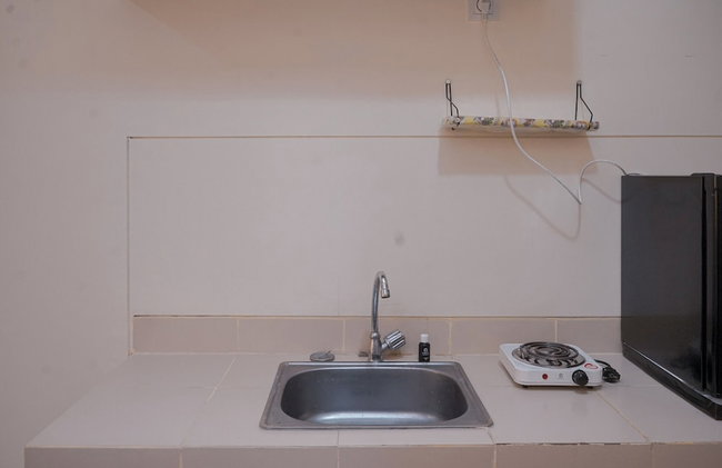 Convenient Studio Apartment At B Residence - Foto 7